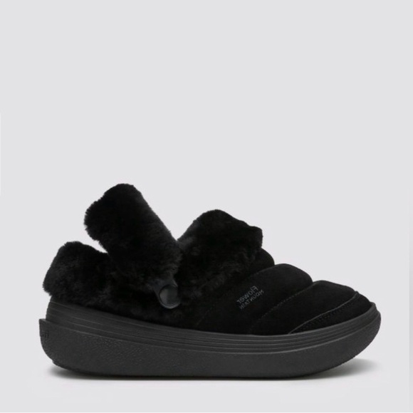 Flower Mountain Shoes - NWT Flower Mountain FAMI SLIPPER WOMAN
Leather and wool sneakers in Black